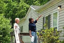 Home inspection/Liz Roll [Public domain]  