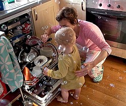 Dishwasher sudsing  Pedro Reyna / flickr 
