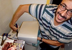 Toilet repair  Osseous / flickr 