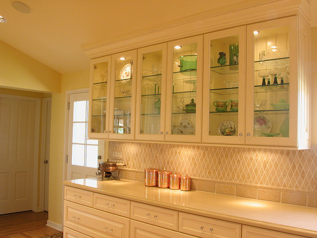 Glass front cabinets: NancyHugoCKD.com/flickr