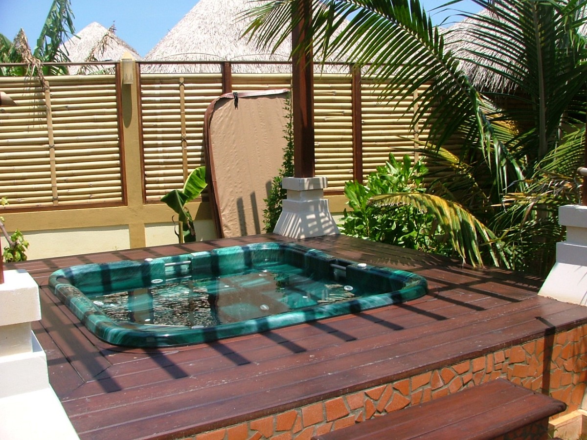 If you want to remove a hot tub, here's what you need to know. (Photo: Melvin Green /sxc.hu)
