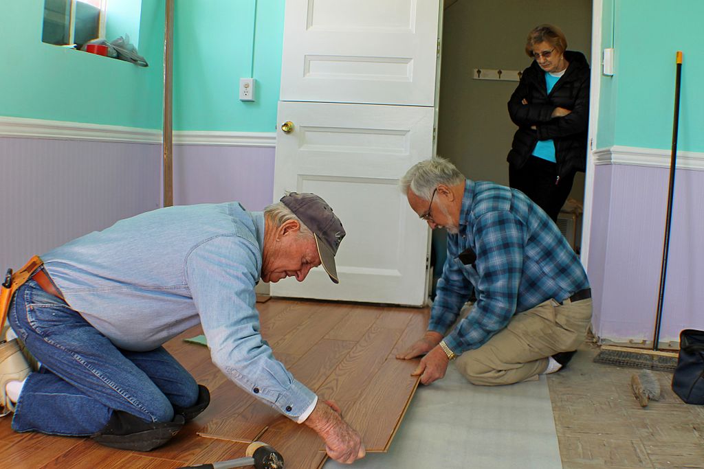 Laminate floor installation by Wasrts [CC BY-SA 4.0 (https://creativecommons.org/licenses/by-sa/4.0)]