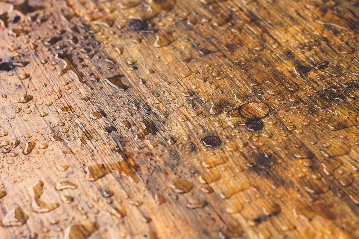 Waterproof wood floor by SnapwireSnaps/pixabay
