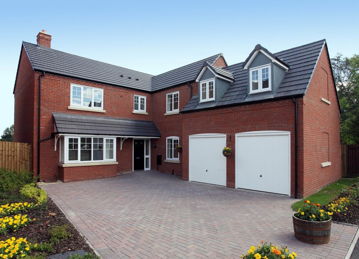 Brick paver driveway by Dashman/pixabay