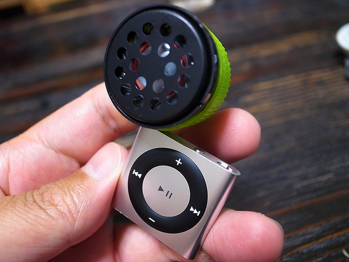 Photo of bottle cap speaker by jetalone/Flickr. 