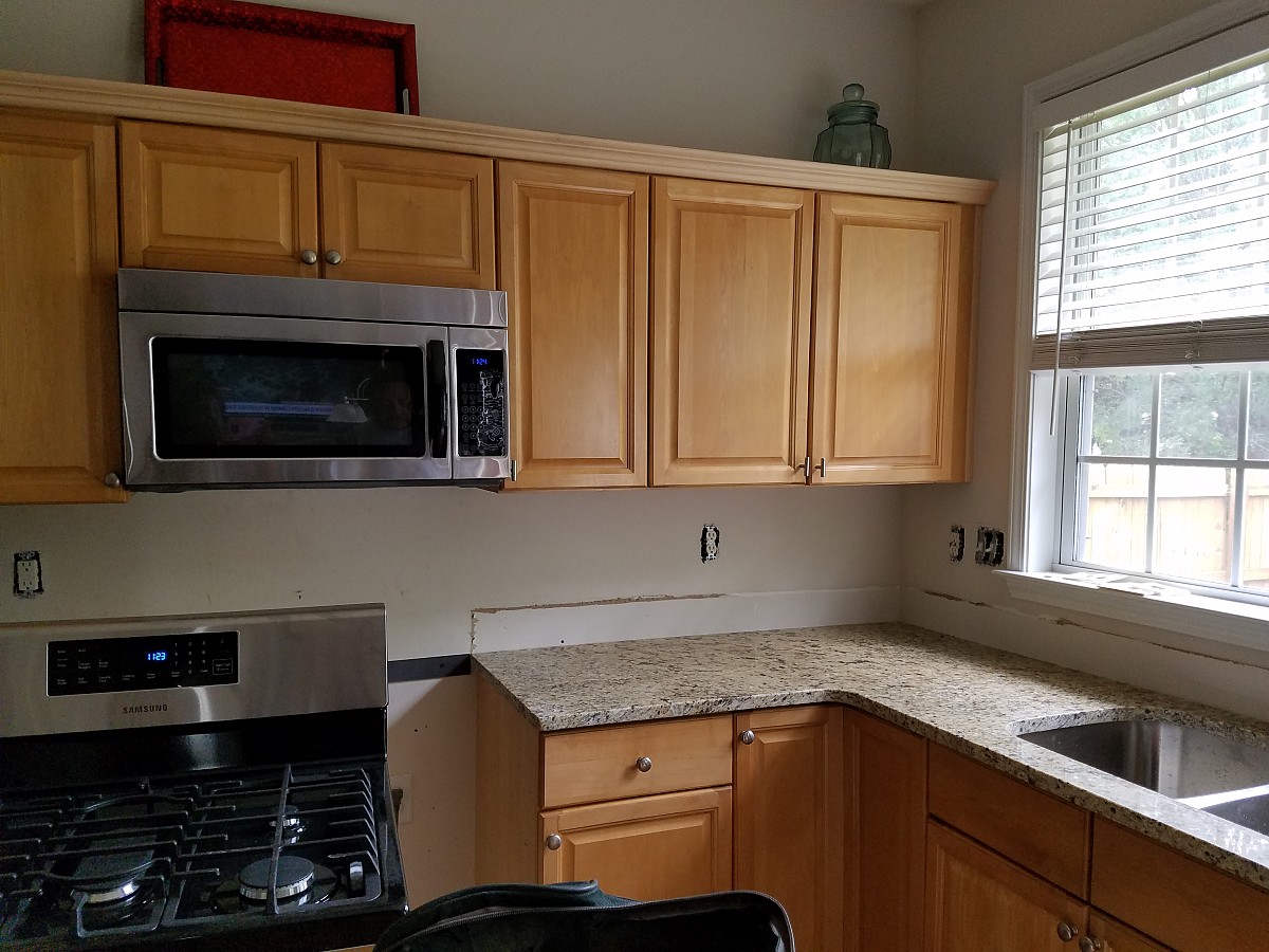 BEFORE The kitchen needs a backsplash