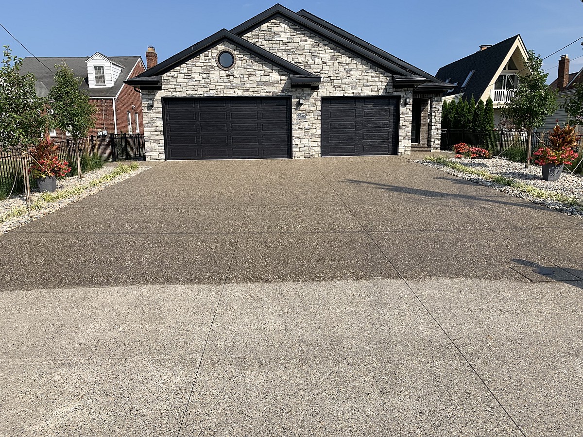 Exposed aggregate driveway Deccon Concrete Restoration [CC BY-SA 4.0 (https://creativecommons.org/licenses/by-sa/4.0)]