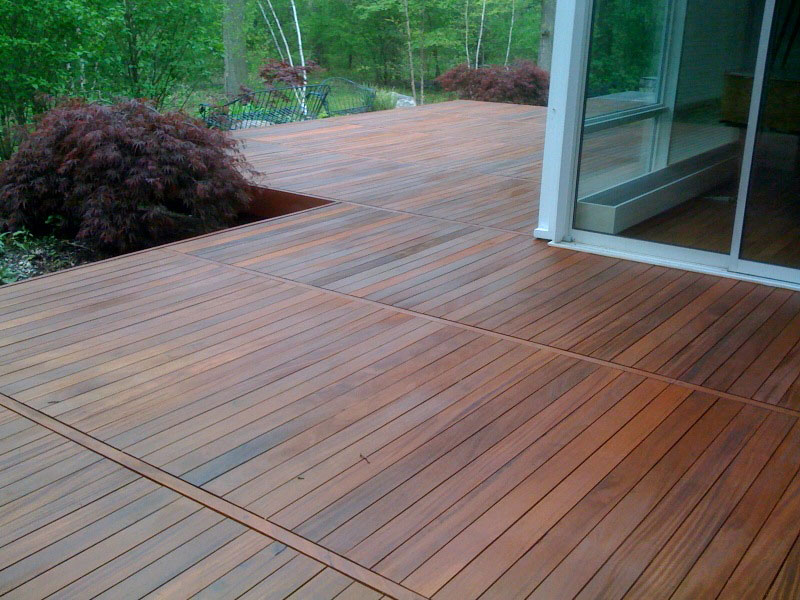 Ipe deck stain Opwdecks / Public domain  