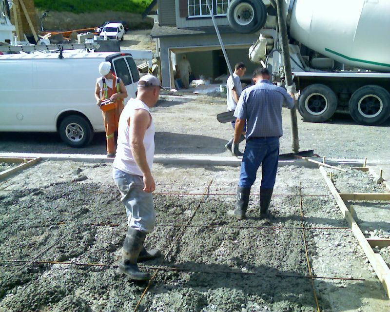 Concrete driveway installation by Jug Jones/flickr
