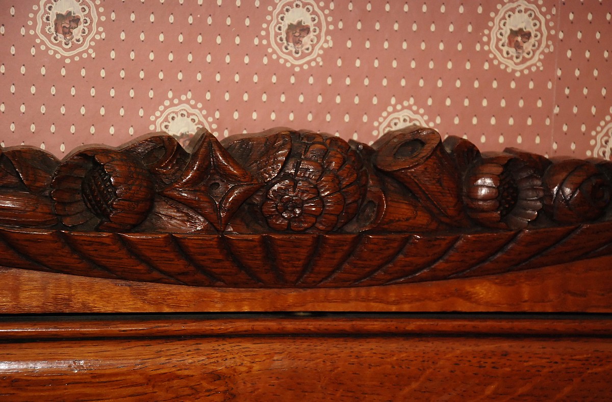 Vintage headboard hid a bedbug infestation